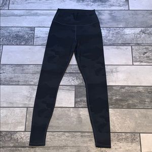 Alo vapor camo leggings. Size small